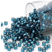 Delica seed beads fra Miyuki i flot silver-lined blue zircon, 7,5 gram. DB0608V